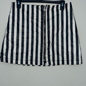 Black and White mini skirt!!!